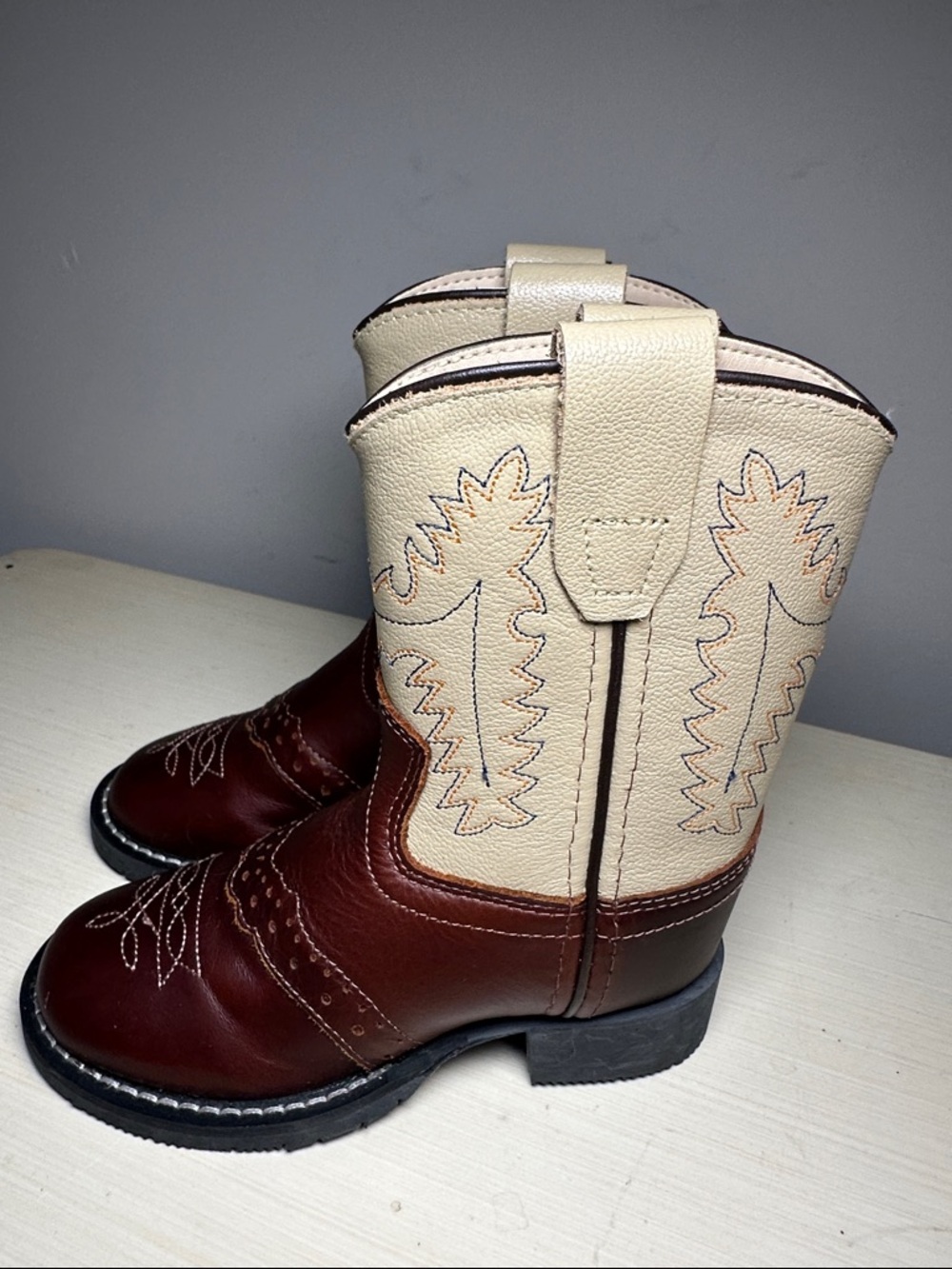 Cody James Old West Two-Tone Cowboy Boot Detail in Cream and Brown